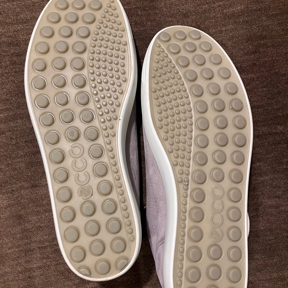 Ecco Soft 7 Gray Leather Low-Top Sneakers with White Soles